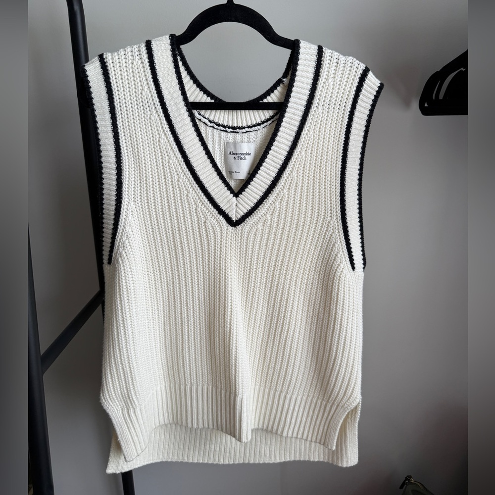 Abercrombie & Fitch Women's White and Black V-Neck Sweater Vest